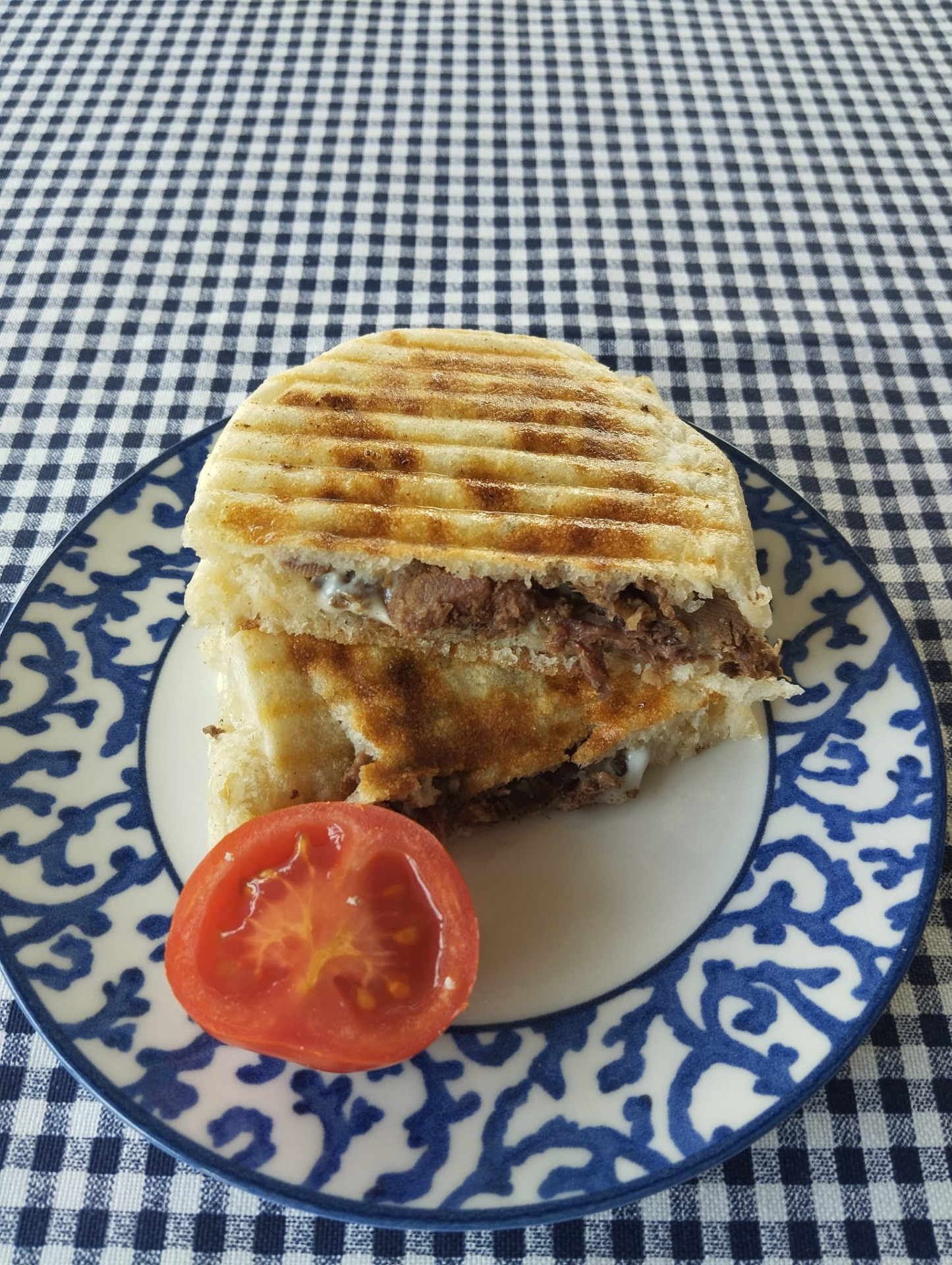Kavurmalı Kaşarlı Tost (Kavurma, Kaşar, Domates, Patates Kızartması)
