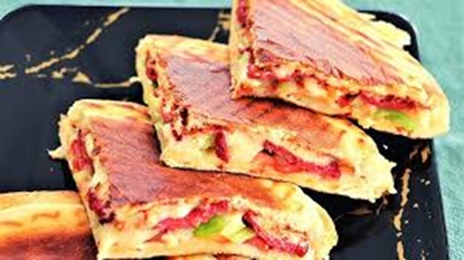 Academy Bazlama Tost (Sucuk, Kaşar, Domates, biber, Turşu, patates Kızartması ile)